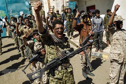 Các tay súng Houthi mới được tuyển dụng tại Sanaa, Yemen. (Ảnh: AFP/TTXVN) 