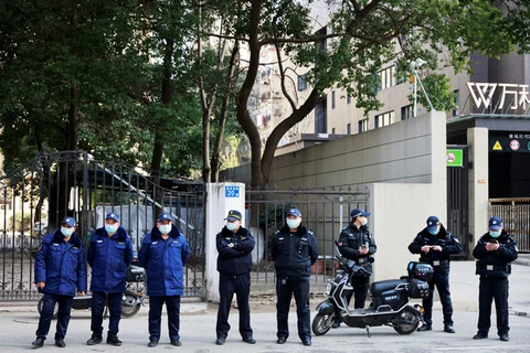 Cảnh sát bảo vệ bên ngoài Bệnh viện điều trị Đông Tây y kết hợp của tỉnh Hồ Bắc, nơi đoàn chuyên gia điều tra nguồn gốc virus của WHO tới thăm ngày 29-1 (Ảnh: REUTERS)