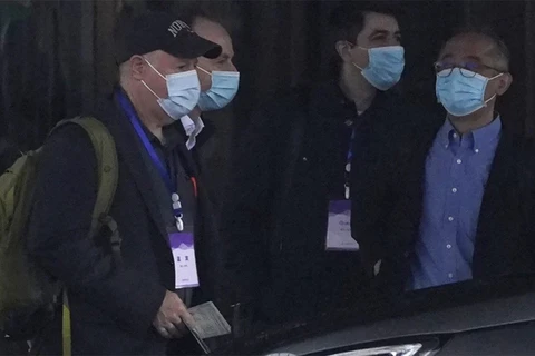 Chuyên gia WHO rời khách sạn đi thực địa điều tra về Covid-19 tại Vũ Hán, Trung Quốc, ngày 1/2 (Ảnh: AP.)