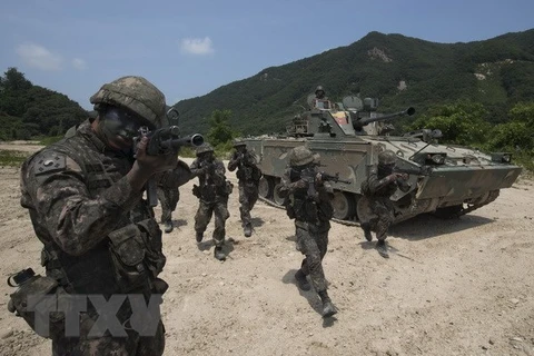 Binh sỹ và xe quân sự Hàn Quốc tham gia một cuộc tập trận ở Cherwon, phía Bắc Seoul. (Nguồn: Yonhap/TTXVN) 