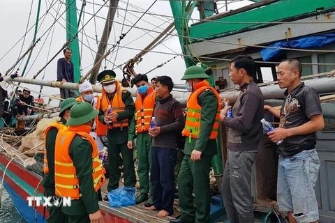 Bộ đội Biên phòng Hà Tĩnh phối hợp ngư dân kịp thời ứng cứu thuyền viên bị nạn. (Ảnh: TTXVN phát)