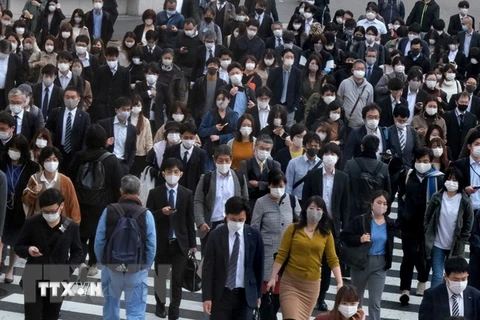 Người dân ở thủ đô Tokyo của Nhật Bản. (Ảnh: AFP/TTXVN) 