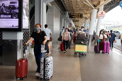 Hành khách di chuyển đến nhà ga trong nước để về quê đón Tết Nguyên đán 2021. (Ảnh: Tiến Lực - TTXVN)