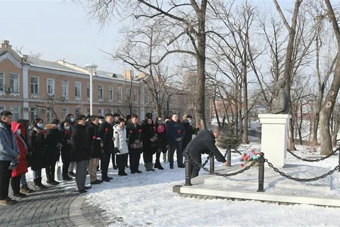 Tổng lãnh sự Nguyễn Hoàng Việt và cộng đồng người Việt tại thành phố Vladivostok dâng hoa tại Tượng đài Chủ tịch Hồ Chí Minh. (Ảnh: Đỗ Xuân Phát-TTXVN) 