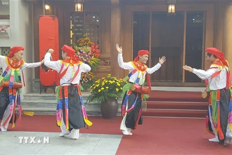 Biểu diễn điệu múa trống độc đáo "Con đĩ đánh bồng" tại hội làng Triều Khúc, huyện Thanh Trì (Hà Nội). (Ảnh: Đinh Thuận - TTXVN)