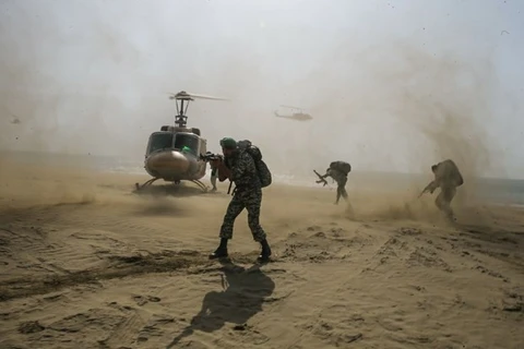 Binh sỹ Iran thực hiện đổ bộ từ trực thăng. (Ảnh: Twitter) 