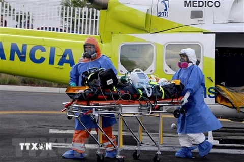 Nhân viên y tế chuyển bệnh nhân mắc COVID-19 tại Mexico. (Ảnh: AFP/TTXVN)