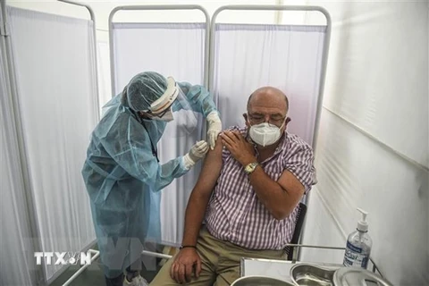 Tiêm thử nghiệm vắcxin ngừa COVID-19 của hãng dược phẩm Sinopharm (Trung Quốc) cho tình nguyện viên tại Lima, Peru . (Ảnh: AFP/TTXVN) 