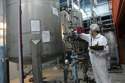 Kỹ thuật viên Iran kiểm tra các thiết bị tại cơ sở làm giàu urani Isfahan ở cách thủ đô Tehran 420 km về phía nam. (Ảnh: AFP/TTXVN)