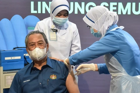 Malaysia bắt đầu triển khai Chương trình tiêm chủng quốc gia vaccine ngừa Covid-19 và Thủ tướng Muhyiddin Yassin là người tiêm đầu tiên. (Nguồn: Reuters) 