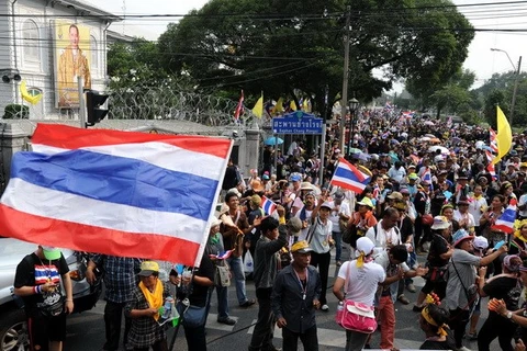 Người biểu tình chống chính phủ tập trung trước Bộ Nội vụ ở thủ đô Bangkok. (Nguồn: THX/TTXVN) 