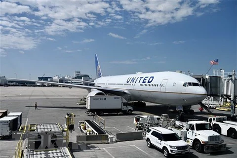 Máy bay Boeing 777-200 của hãng hàng không United Airlines tại sân bay quốc tế Denver, Colorado, Mỹ. (Ảnh: AFP/TTXVN) 