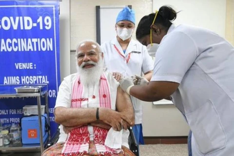 Thủ tướng Ấn Độ Narendra Modi tiêm mũi vắcxin Covid-19 đầu tiên. (Ảnh: The Hindu)