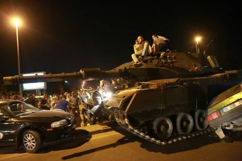 Đám đông và binh lính đối đầu ở các thành phố lớn tại Thổ Nhĩ Kỳ bao gồm thủ đô Ankara trong vụ đảo chính năm 2016(Nguồn:Reuters) 