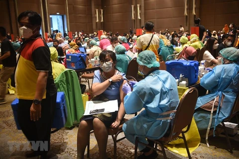 Nhân viên y tế tiêm vắcxin phòng COVID-19 cho người dân tại Tangerang, tỉnh Banten, Indonesia, ngày 1/3/2021. (Ảnh: THX/ TTXVN) 
