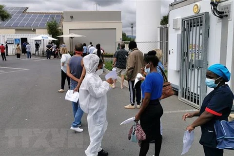 Người dân chờ làm xét nghiệm COVID-19 tại Johannesburg, Nam Phi. (Ảnh: THX/TTXVN) 
