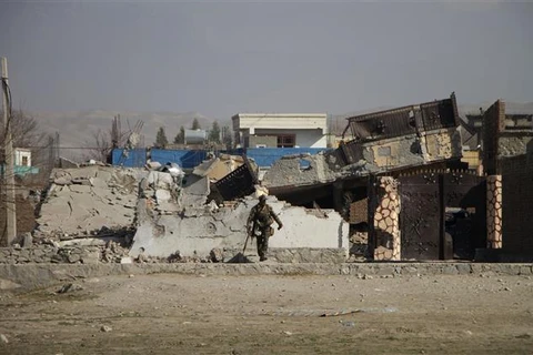 Lực lượng an ninh Afghanistan điều tra tại hiện trường một vụ tấn công ở thành phố Jalalabad, tỉnh Nangarhar, Afghanistan, ngày 15/2/2021. (Ảnh: THX/ TTXVN)