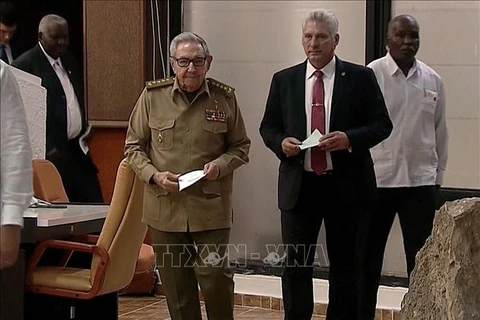 Bí thư thứ nhất Đảng Cộng sản Cuba Raul Castro (giữa, trái) và Chủ tịch Hội đồng Nhà nước và Hội đồng Bộ trưởng Cuba Miguel Diaz-Canel Bermudez (giữa, phải). (Ảnh tư liệu: AFP/TTXVN)