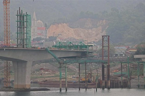 Cầu Hòa Bình 2 đang thi công. (Ảnh: Thanh Hải - TTXVN)