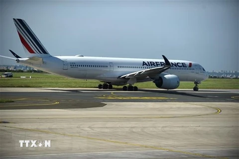 Máy bay của Hãng hàng không Air France tại sân bay Charles de Gaulle ở Paris, Pháp ngày 12/5/2020. (Nguồn: AFP/TTXVN) 