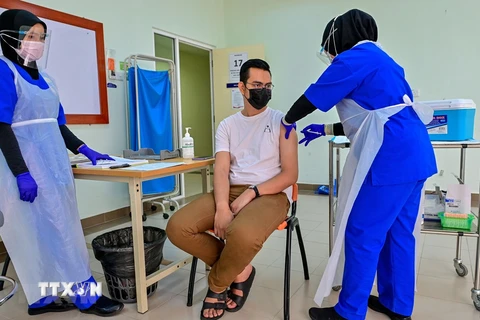 Tiêm vaccine phòng COVID-19 cho nhân viên y tế tại bệnh viện ở Sungai Buloh, gần Kuala Lumpur, Malaysia, ngày 3/3/2021. (Ảnh: THX/TTXVN) 