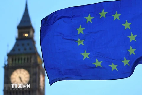 Cờ Liên minh châu Âu bay gần Tháp Elizabeth ở London, Anh. (Ảnh: AFP/TTXVN) 