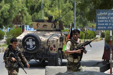 Lực lượng an ninh Afghanistan tuần tra tại thành phố Jalalabad thuộc tỉnh Nangarhar ngày 3/8/2020. (Ảnh: AFP/TTXVN)