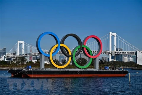 Biểu tượng của Olympic Tokyo tại Tokyo, Nhật Bản. (Ảnh: AFP/TTXVN) 