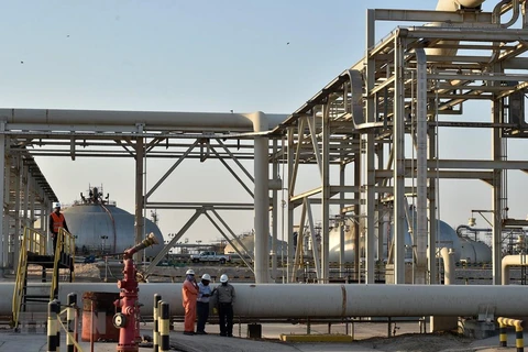 Công nhân làm việc tại nhà máy lọc dầu Abqaiq của Aramco ở Saudi Arabia. (Ảnh: AFP/TTXVN) 