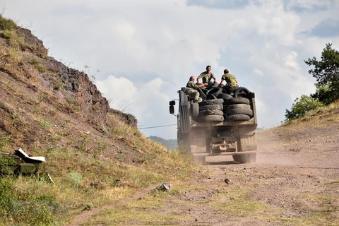 Binh sỹ Armenia tại khu vực gần biên giới Armenian-Azerbaijan. (Ảnh: AFP/TTXVN) 