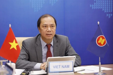 Thứ trưởng Bộ Ngoại giao Nguyễn Quốc Dũng tham dự đối thoại ASEAN- New Zealand lần thứ 28 theo hình thức trực tuyến tại điểm cầu Hà Nội. (Ảnh: Dương Giang - TTXVN)