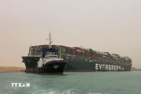 Siêu tàu chở hàng Ever Given bị mắc cạn tại Kênh đào Suez, Ai Cập, ngày 24/3/2021. (Ảnh: THX/TTXVN) 