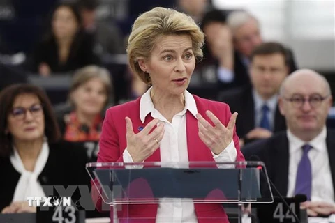 Chủ tịch Uỷ ban châu Âu (EC) Ursula von der Leyen phát biểu tại Nghị viện châu Âu. (Ảnh: AFP/TTXVN)