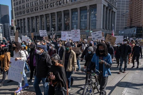 Người biểu tình tuần hành tại Michigan ngày 27/3. (Ảnh: AFP)