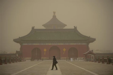 Bụi bao phủ dày đặc tại Bắc Kinh, Trung Quốc, ngày 15/3/2021. (Ảnh: THX/ TTXVN)