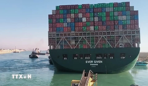 Tàu container Ever Given bị mắc kẹt trên kênh đào Suez, Ai Cập đã nổi lên trên mặt nước sau nỗ lực giải cứu, ngày 29/3/2021. (Nguồn: AFP/TTXVN) 