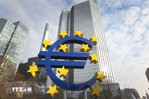 Biểu tượng đồng euro tại Frankfurt, Đức. (Ảnh: AFP/TTXVN) 