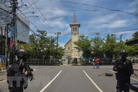 Cảnh sát điều tra tại hiện trường vụ nổ bên ngoài nhà thờ ở Makassar, Indonesia. (Ảnh: AFP/TTXVN) 
