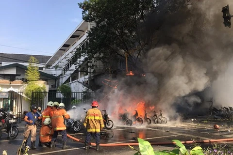 Lực lượng cứu hộ dập tắt đám cháy sau vụ đánh bom nhà thờ ở Đông Java, Indonesia. (Ảnh: Reuters) 