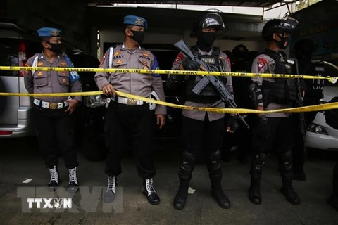 Cảnh sát Indonesia được triển khai bắt giữ nghi phạm khủng bố tại Đông Jakarta. (Ảnh: THX/TTXVN) 