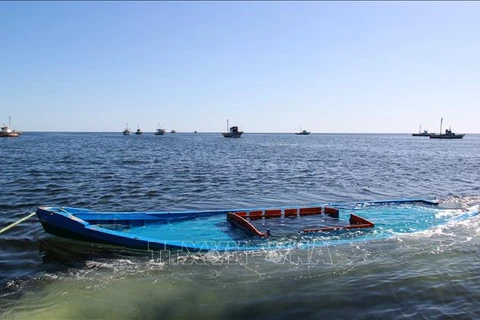 Chiếc thuyền chở người di cư bị đắm ở ngoài khơi Tunisia được kéo vào gần thị trấn Amra của nước này. (Ảnh tư liệu: AFP/TTXVN)