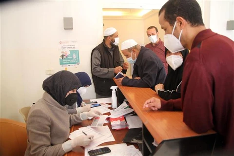 Người dân đăng ký tiêm chủng vaccine ngừa COVID-19 tại Tripoli, Libya, ngày 17/4/2021. (Ảnh: THX/TTXVN)