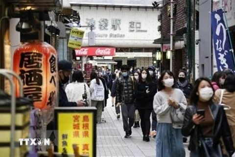 Người dân đeo khẩu trang phòng dịch COVID-19 tại Tokyo, Nhật Bản, ngày 9/4/2021. (Nguồn: Kyodo/TTXVN) 