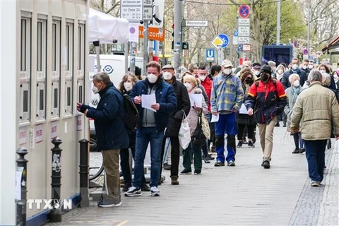 Người dân xếp hàng tại một điểm xét nghiệm COVID-19 ở Berlin, Đức, ngày 12/4/2021. (Nguồn: THX/TTXVN) 
