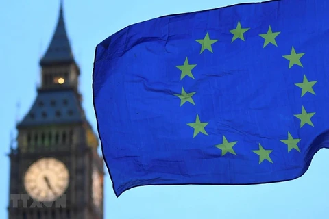 Cờ Liên minh châu Âu bay gần Tháp Elizabeth ở London, Anh. (Ảnh: AFP/TTXVN) 