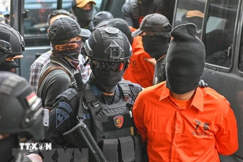 Cảnh sát bắt giữ những kẻ tình nghi khủng bố ở Jakarta, Indonesia, ngày 17/5/2019. (Ảnh: AFP/TTXVN) 