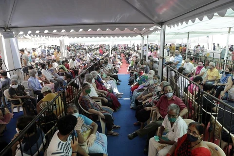 Điểm tiêm chủng đông kín người ngồi chờ ở Mumbai (Nguồn: AP) 