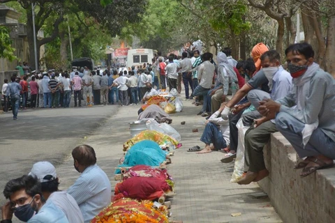 Hàng dài thi thể xếp hàng để vào hỏa táng ở Ghaziabad (Nguồn: Hindustian Times) 
