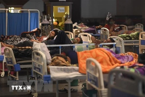 Bệnh nhân COVID-19 được hỗ trợ thở ôxy tại một bệnh viện dã chiến ở Ấn Độ ngày 27/4/2021. (Ảnh: AFP/TTXVN)