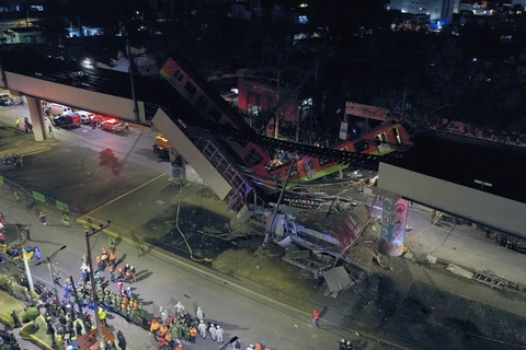 Hiện trường vụ sập đường sắt trên cao tại Mexico City, Mexico ngày 3/5/2021. (Ảnh: AFP/TTXVN) 